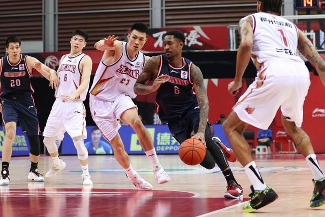 第54分钟，加纳乔接右侧传中凌空侧钩踢飞了。